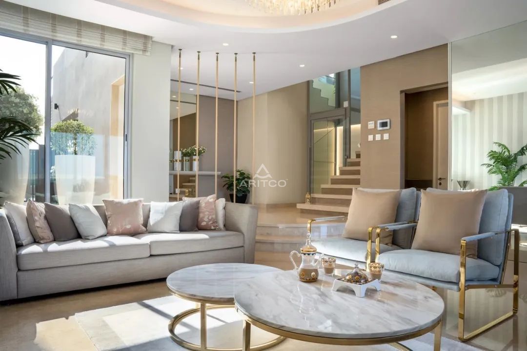 瑞特科女性員工.jpg 小型家用電梯.jpg